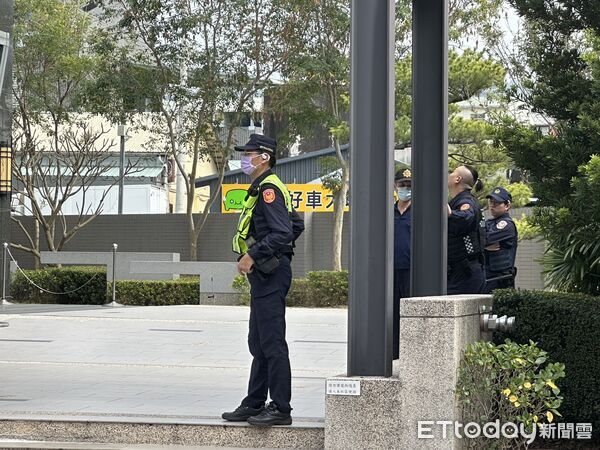 滿布彈孔！台中驚傳「當街開槍掃射」　17歲少年「帶槍衝警局」