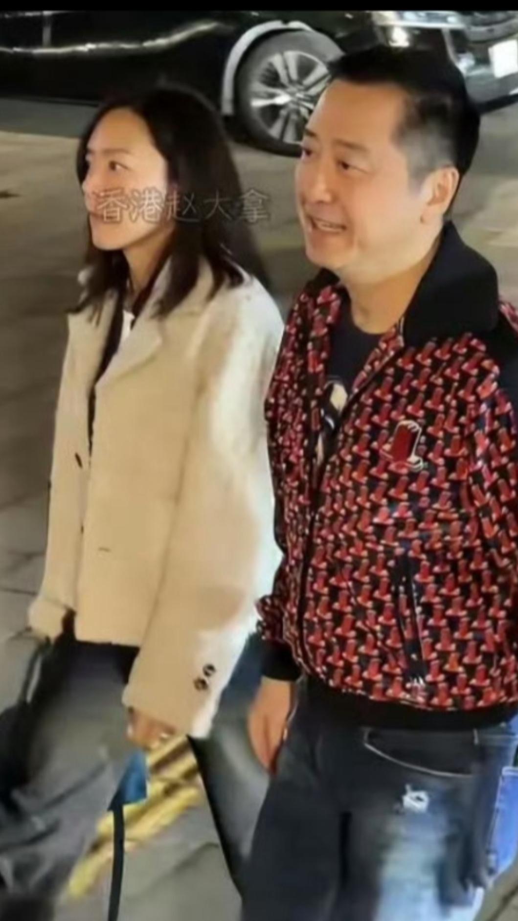 為愛離開主播台9年了！哈林罕見「甜牽小14歲妻現身」　張嘉欣「50歲優雅神凍齡」夫妻一舉動超甜❤️