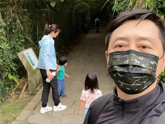 為愛離開主播台9年了！哈林罕見「甜牽小14歲妻現身」　張嘉欣「50歲優雅神凍齡」夫妻一舉動超甜❤️