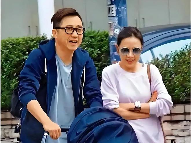 為愛離開主播台9年了！哈林罕見「甜牽小14歲妻現身」　張嘉欣「50歲優雅神凍齡」夫妻一舉動超甜❤️