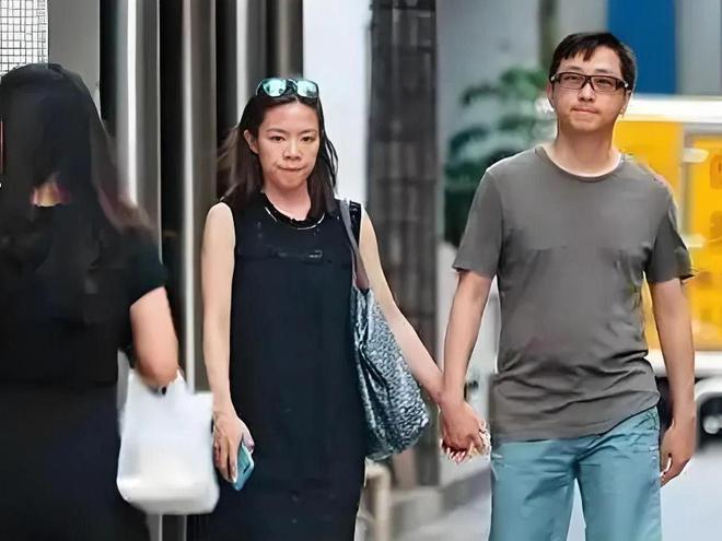 為愛離開主播台9年了！哈林罕見「甜牽小14歲妻現身」　張嘉欣「50歲優雅神凍齡」夫妻一舉動超甜❤️