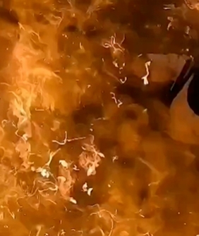 快訊／外送員剛進電梯「突然爆炸」　畫面驚悚「3人遭燒成火球」