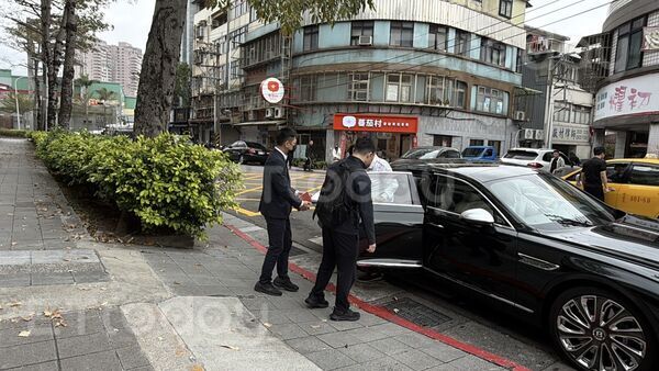 快訊／台灣大廠總裁「涉挪移10億元」　聯手她「掏空公司」