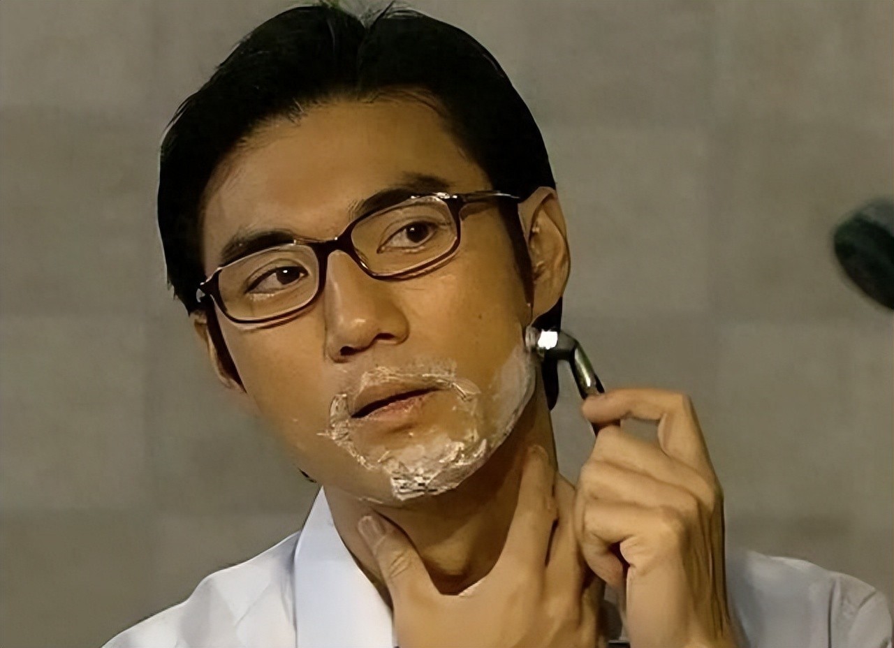 年輕帥到無敵！61歲男星「不拍戲轉行賣保險」　驚傳是同性戀「白髮近照認不出」　