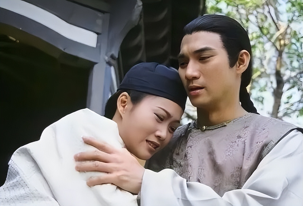 年輕帥到無敵！61歲男星「不拍戲轉行賣保險」　驚傳是同性戀「白髮近照認不出」　