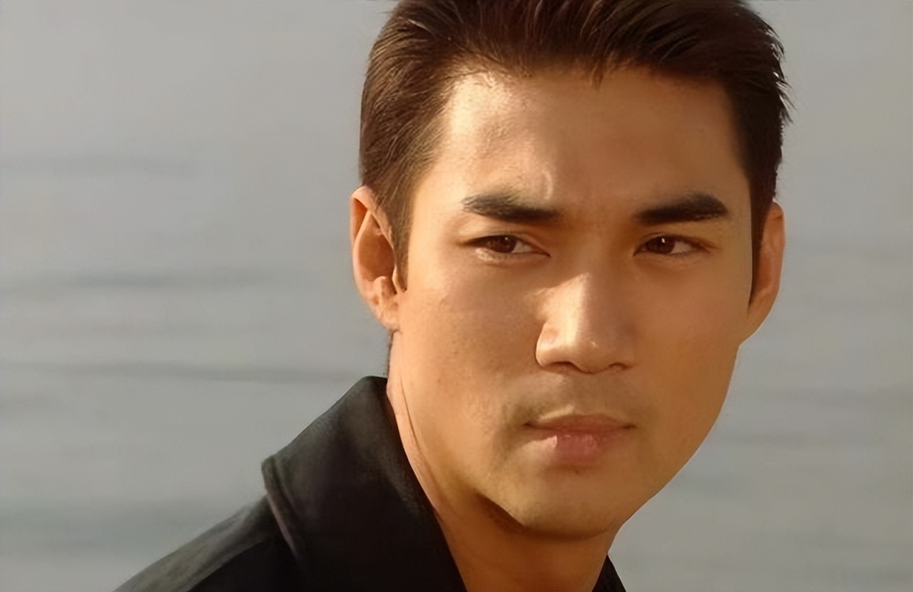 年輕帥到無敵！61歲男星「不拍戲轉行賣保險」　驚傳是同性戀「白髮近照認不出」　