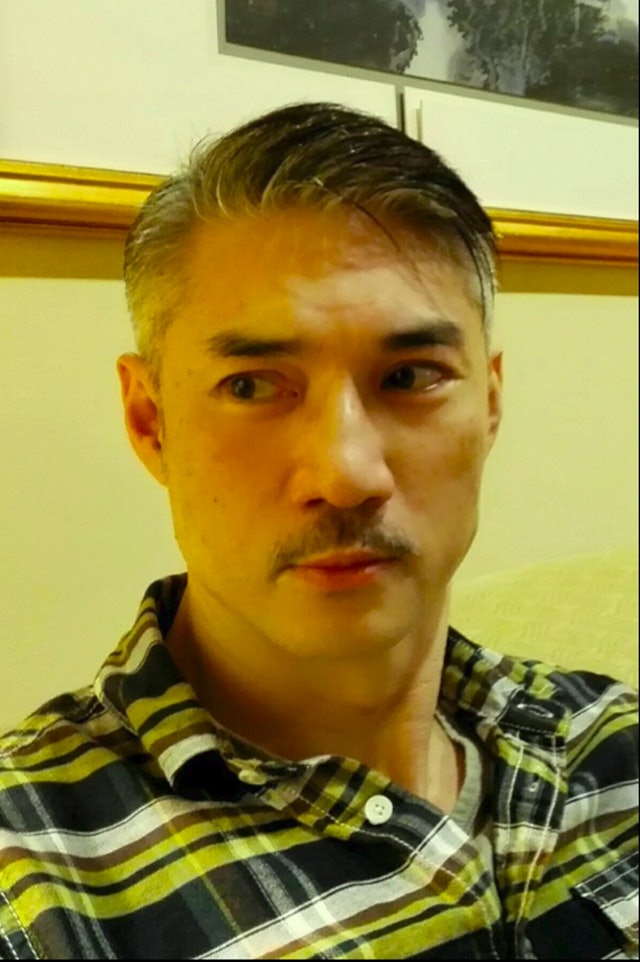 年輕帥到無敵！61歲男星「不拍戲轉行賣保險」　驚傳是同性戀「白髮近照認不出」　