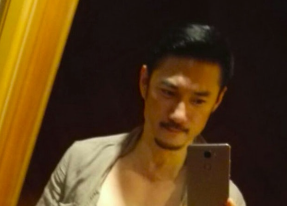 年輕帥到無敵！61歲男星「不拍戲轉行賣保險」　驚傳是同性戀「白髮近照認不出」　