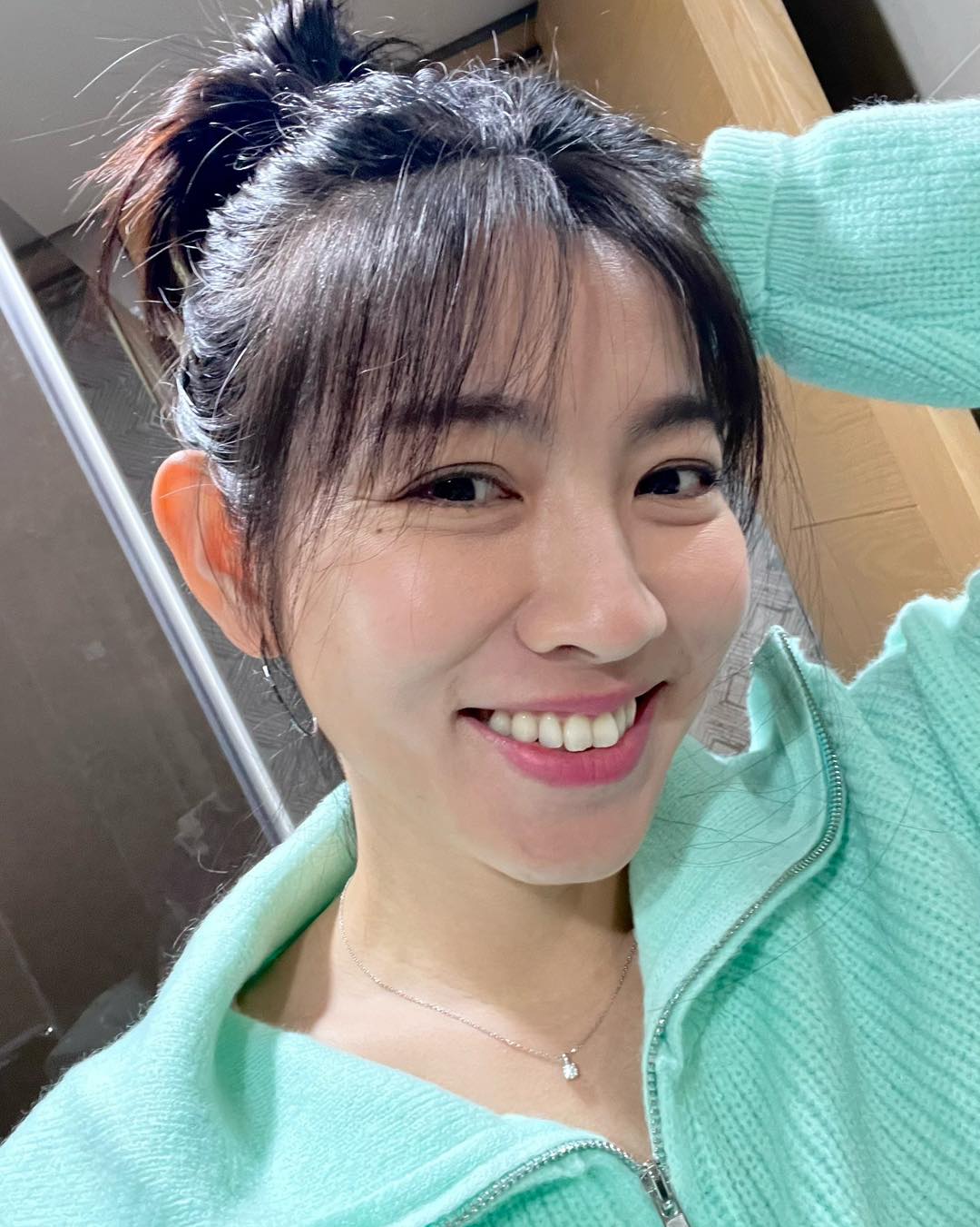 39歲金鐘女星「過年孝順返家幫賣餅」！竟遭嫌「合影戴口罩還臭臉」她發聲了