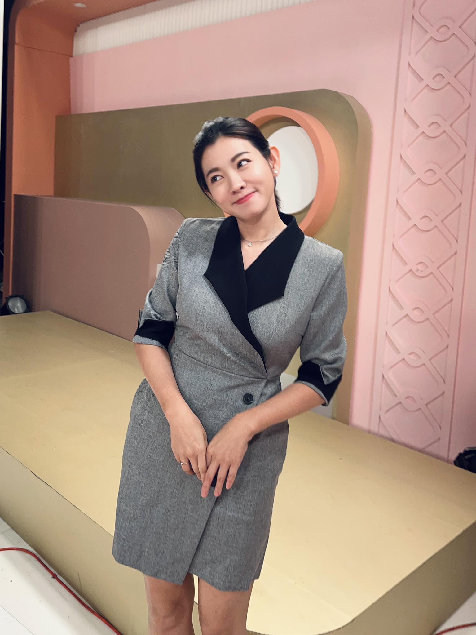 39歲金鐘女星「過年孝順返家幫賣餅」！竟遭嫌「合影戴口罩還臭臉」她發聲了