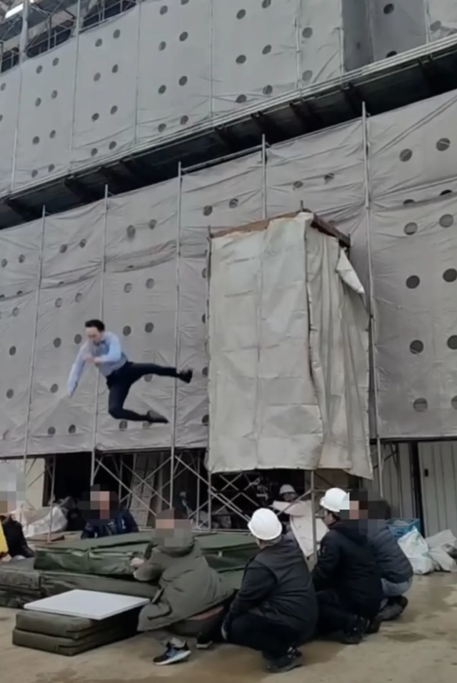 八點檔驚傳墜樓！3台灣男星深夜「聲援重傷演員」　公司駁不聞不問「遭家屬1點打臉」：人命這麼不值？