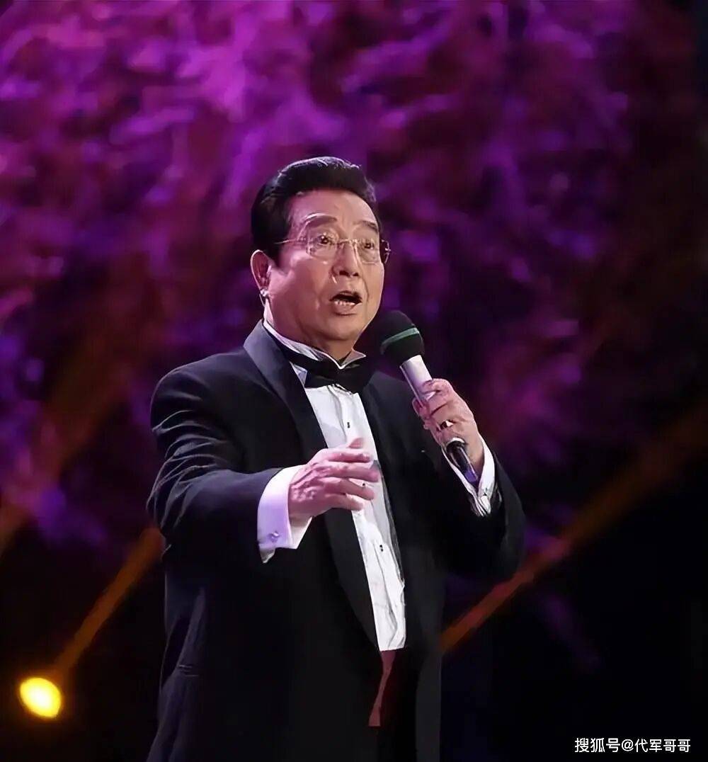 86歲還不敢退休！大咖歌星「被29歲兒子長期啃老」　坐輪椅「到鄉下辛苦商演」近況網心疼：本該安享晚年