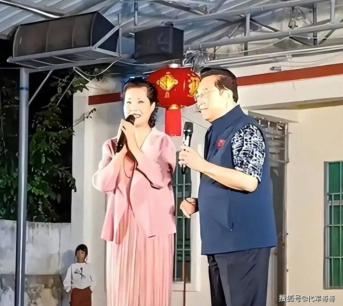 86歲還不敢退休！大咖歌星「被29歲兒子長期啃老」　坐輪椅「到鄉下辛苦商演」近況網心疼：本該安享晚年