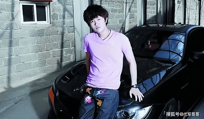 86歲還不敢退休！大咖歌星「被29歲兒子長期啃老」　坐輪椅「到鄉下辛苦商演」近況網心疼：本該安享晚年