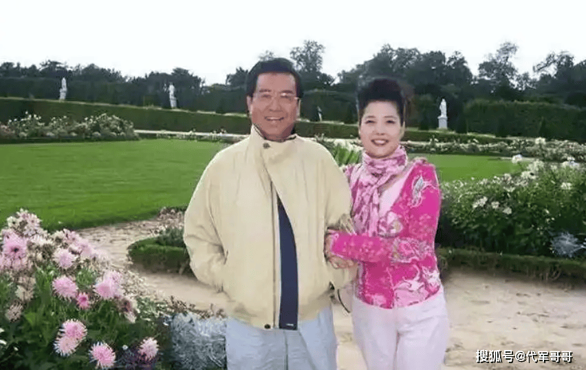 86歲還不敢退休！大咖歌星「被29歲兒子長期啃老」　坐輪椅「到鄉下辛苦商演」近況網心疼：本該安享晚年