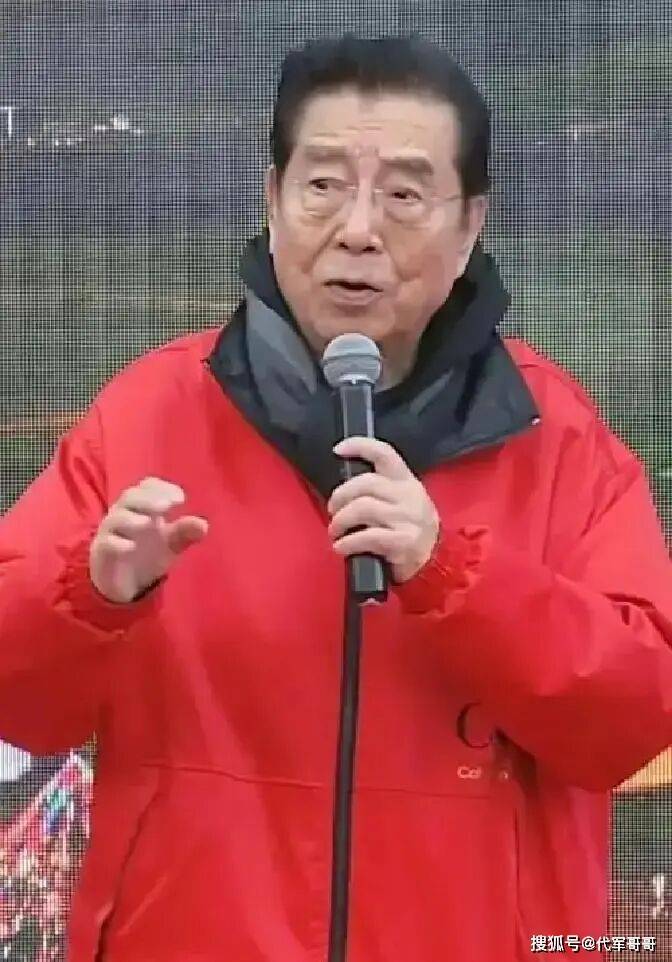 86歲還不敢退休！大咖歌星「被29歲兒子長期啃老」　坐輪椅「到鄉下辛苦商演」近況網心疼：本該安享晚年