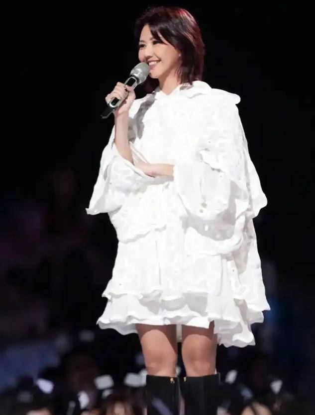 結婚淡出歌壇！47歲大咖天后「胖一大圈久違開唱」 被酸好像大媽「連粉絲都認不出」