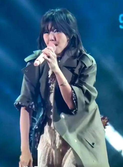 結婚淡出歌壇！47歲大咖天后「胖一大圈久違開唱」 被酸好像大媽「連粉絲都認不出」