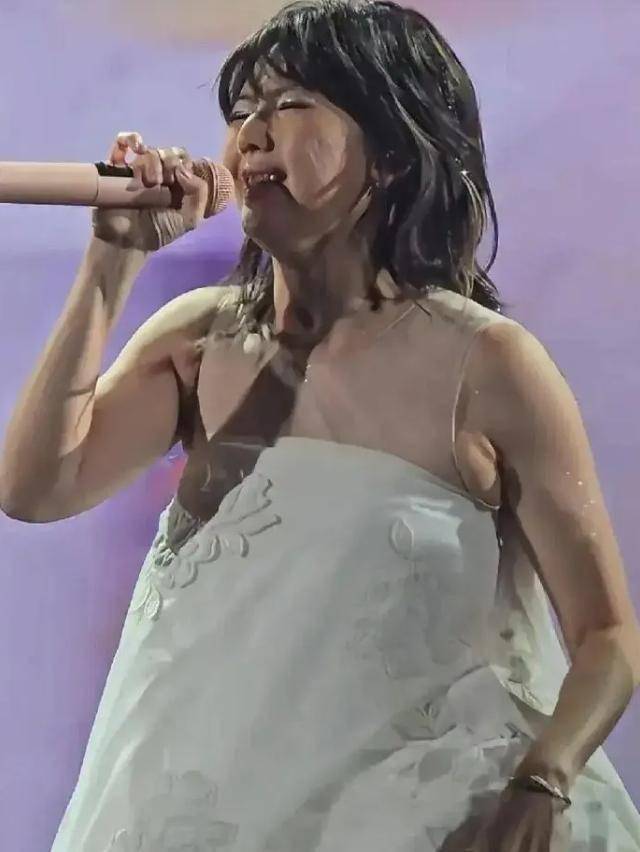 結婚淡出歌壇！47歲大咖天后「胖一大圈久違開唱」 被酸好像大媽「連粉絲都認不出」