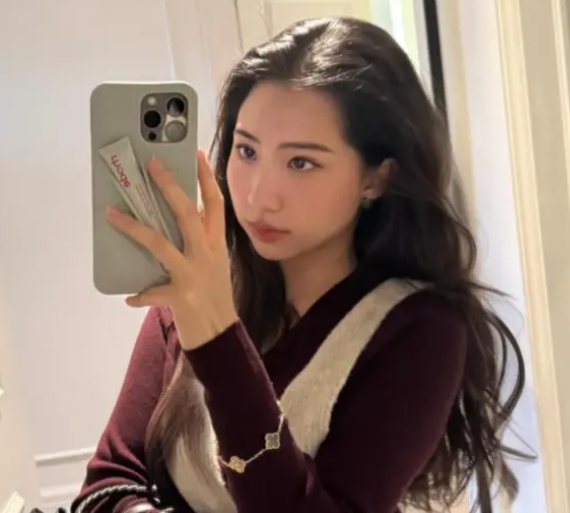 社群爆紅白富美！遭起底「媽媽竟是大咖歌后」　母女合照「59歲驚像少女」