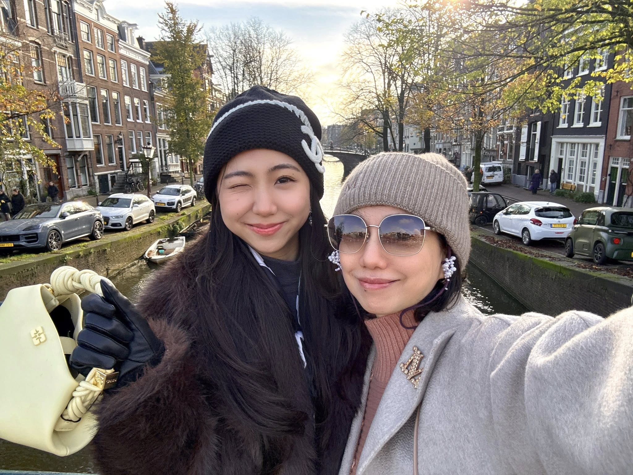 社群爆紅白富美！遭起底「媽媽竟是大咖歌后」　母女合照「59歲驚像少女」