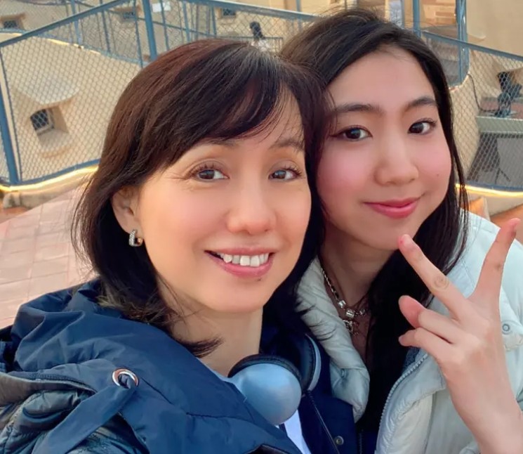社群爆紅白富美！遭起底「媽媽竟是大咖歌后」　母女合照「59歲驚像少女」