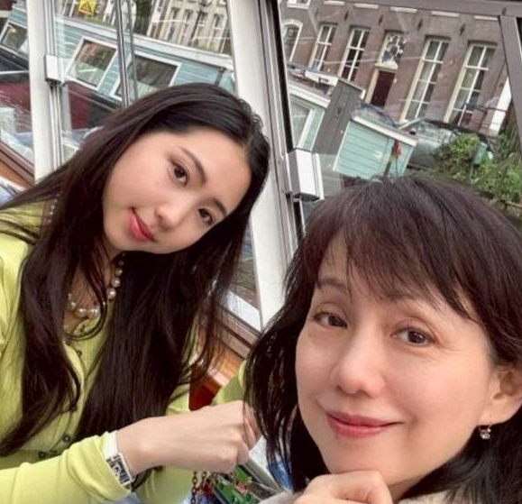 社群爆紅白富美！遭起底「媽媽竟是大咖歌后」　母女合照「59歲驚像少女」