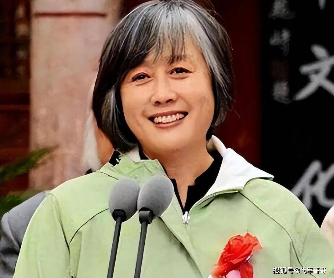 當紅時突然消失！資深女星「被傳得罪大人物」遭封殺　如今70歲「再現身滿頭白髮」令人唏噓