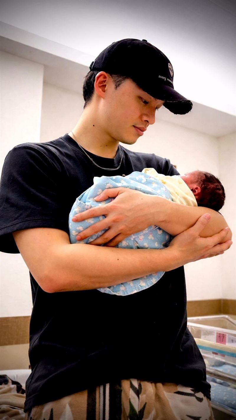 辛苦求子5年！39歲男星「驚喜宣布當爸了」　PO「微笑抱嬰照」告白愛妻：我好驕傲