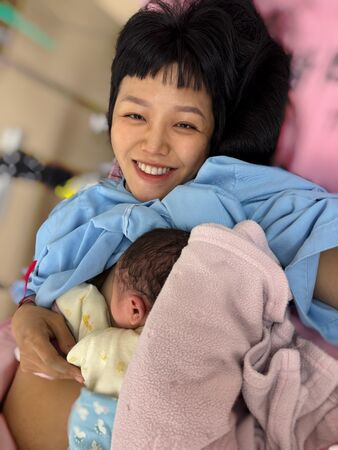 辛苦求子5年！39歲男星「驚喜宣布當爸了」　PO「微笑抱嬰照」告白愛妻：我好驕傲