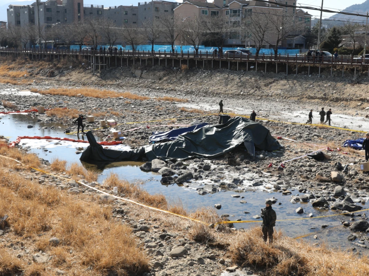 飛機驚傳「墜毀在橋下」！軍方緊急救援「傷亡人數曝光」