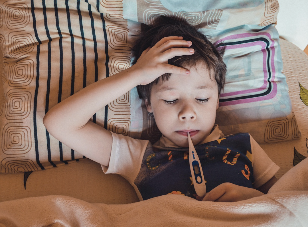 以為只是感冒！12歲男童發燒「卻喊腳痛」　醫一拉褲管「急轉大醫院進加護」：差一點沒命