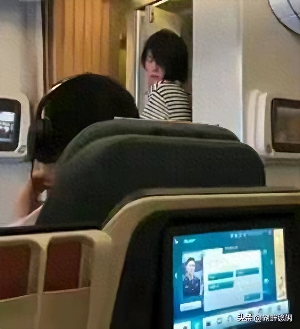 眼前身影好熟悉！56歲大咖天后「素顏搭機被巧遇」　明顯老態「網嘆女神也老了」