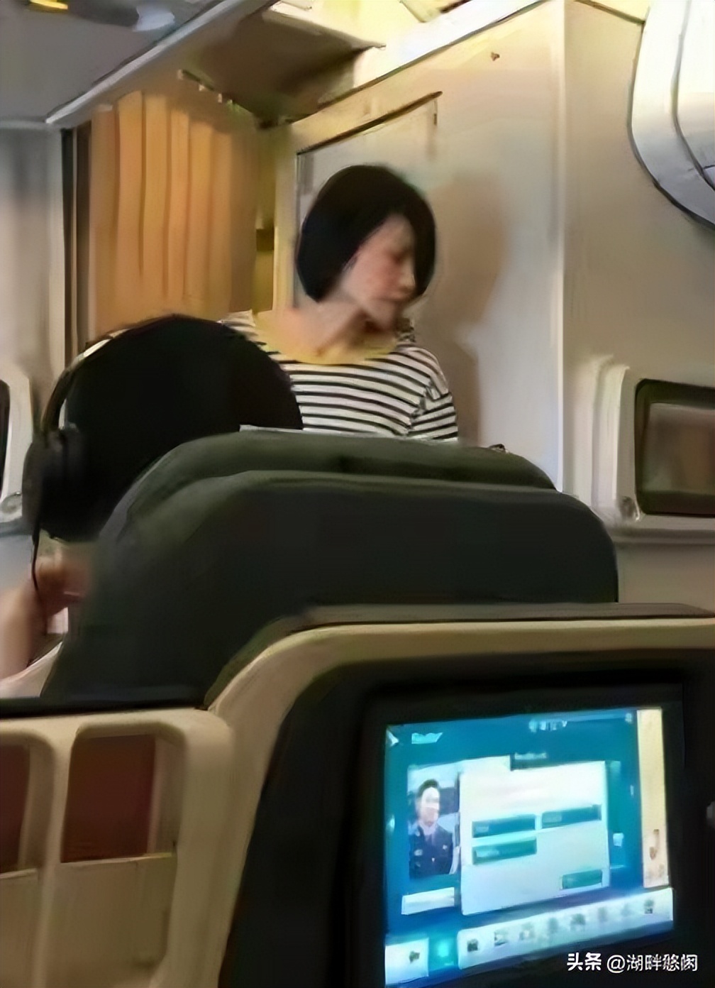 眼前身影好熟悉！56歲大咖天后「素顏搭機被巧遇」　明顯老態「網嘆女神也老了」