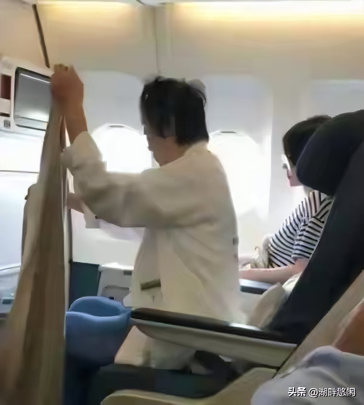 眼前身影好熟悉！56歲大咖天后「素顏搭機被巧遇」　明顯老態「網嘆女神也老了」