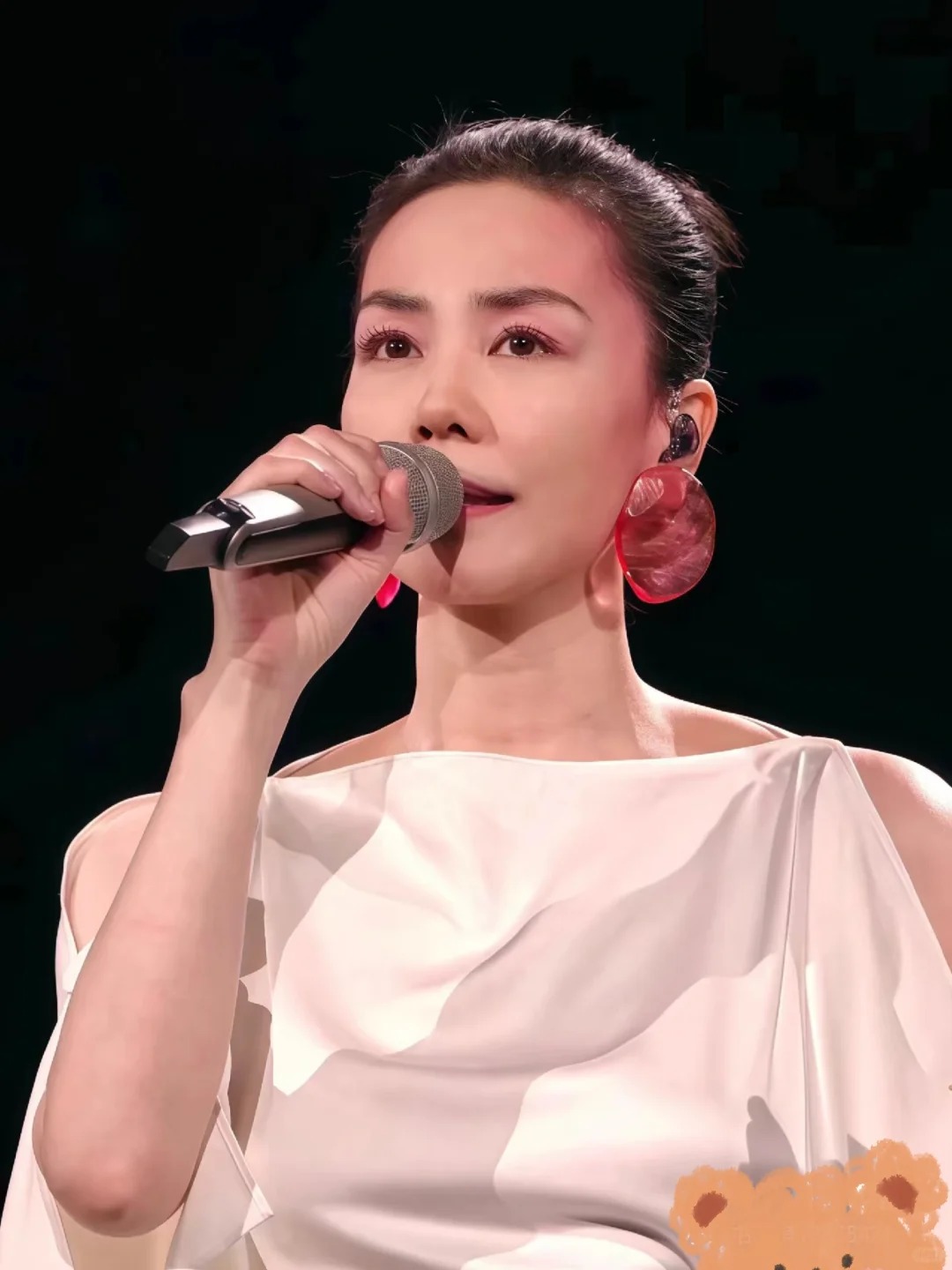 眼前身影好熟悉！56歲大咖天后「素顏搭機被巧遇」　明顯老態「網嘆女神也老了」