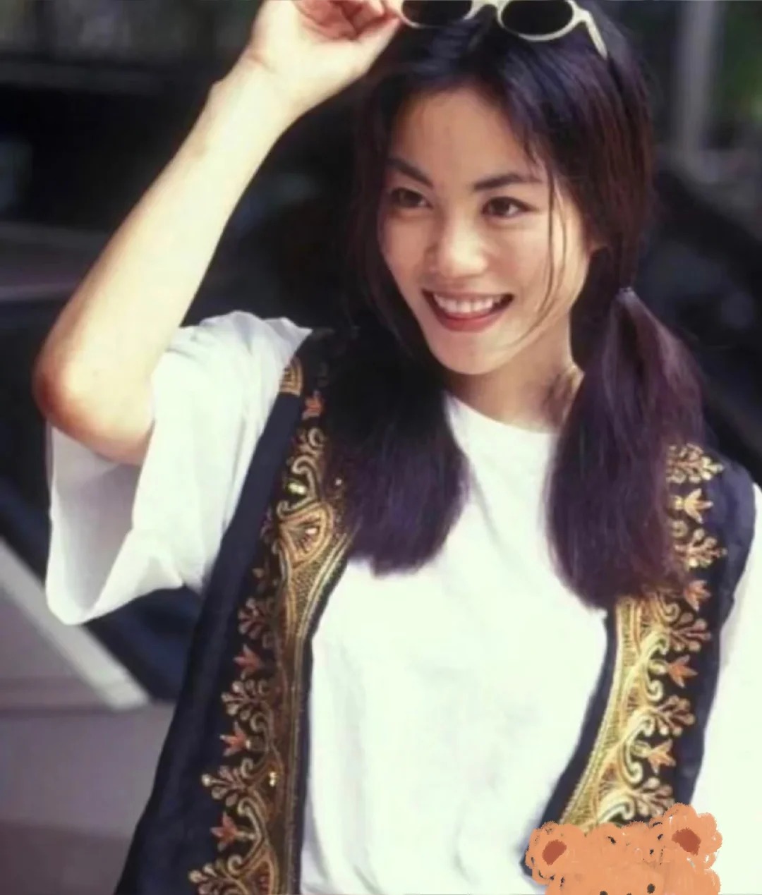 眼前身影好熟悉！56歲大咖天后「素顏搭機被巧遇」　明顯老態「網嘆女神也老了」