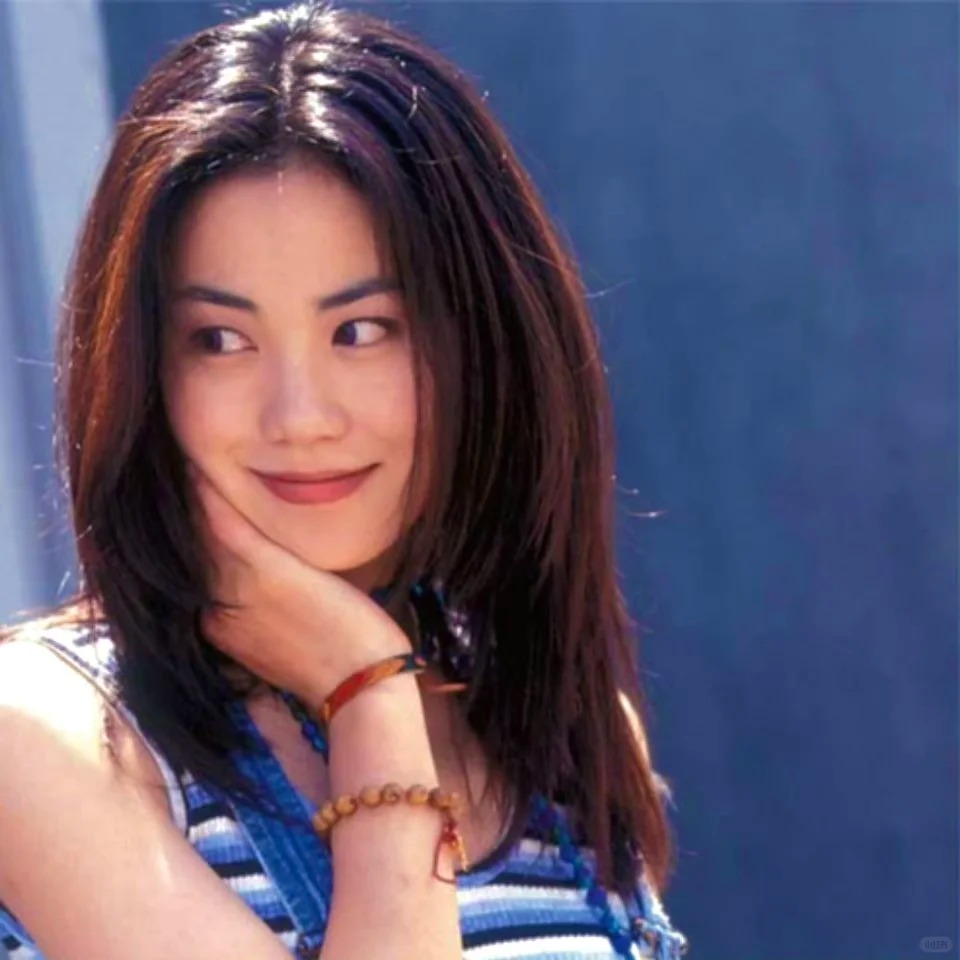 眼前身影好熟悉！56歲大咖天后「素顏搭機被巧遇」　明顯老態「網嘆女神也老了」