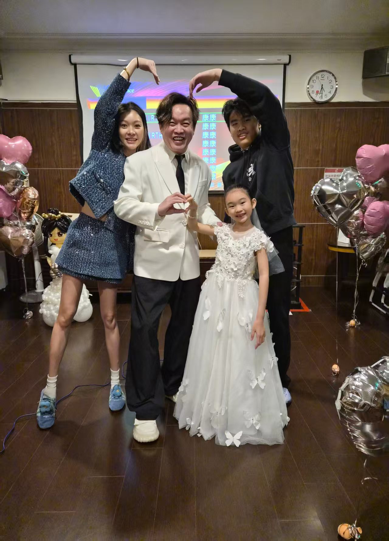 44歲晚婚生子！59歲康康拼老命「狂賺錢養兒女」　罹1隱疾「拒絕開刀」忍痛苦撐：怕半身不遂...