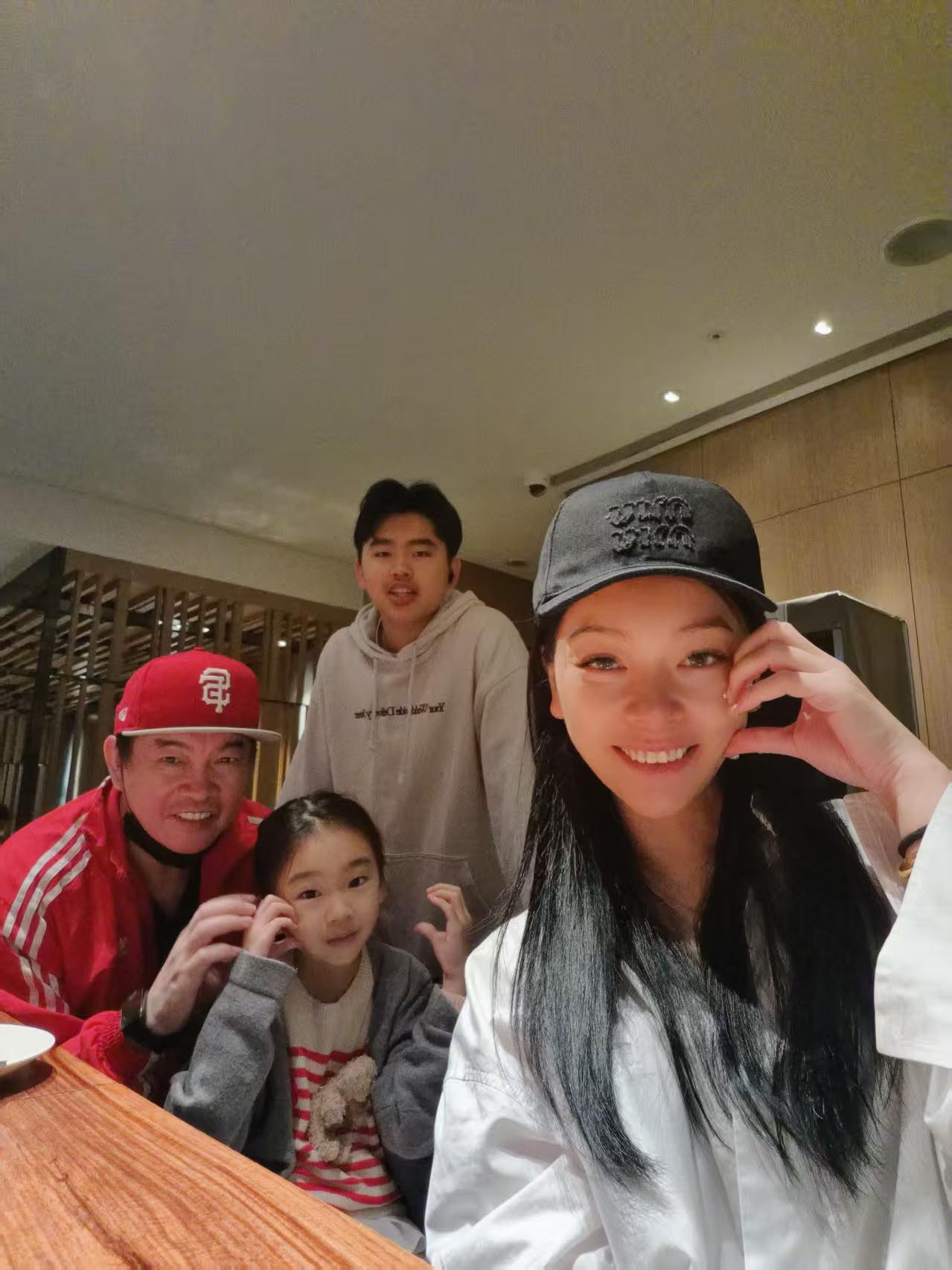 44歲晚婚生子！59歲康康拼老命「狂賺錢養兒女」　罹1隱疾「拒絕開刀」忍痛苦撐：怕半身不遂...