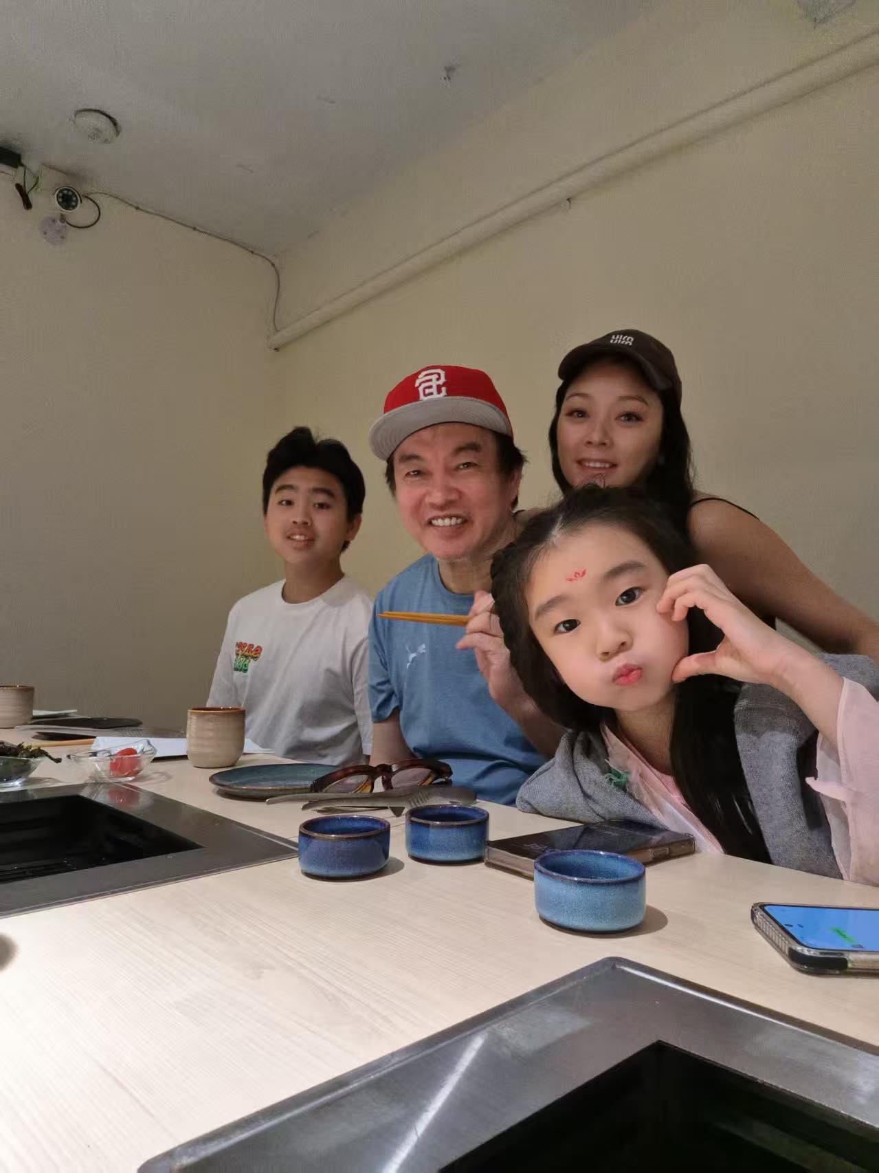 44歲晚婚生子！59歲康康拼老命「狂賺錢養兒女」　罹1隱疾「拒絕開刀」忍痛苦撐：怕半身不遂...