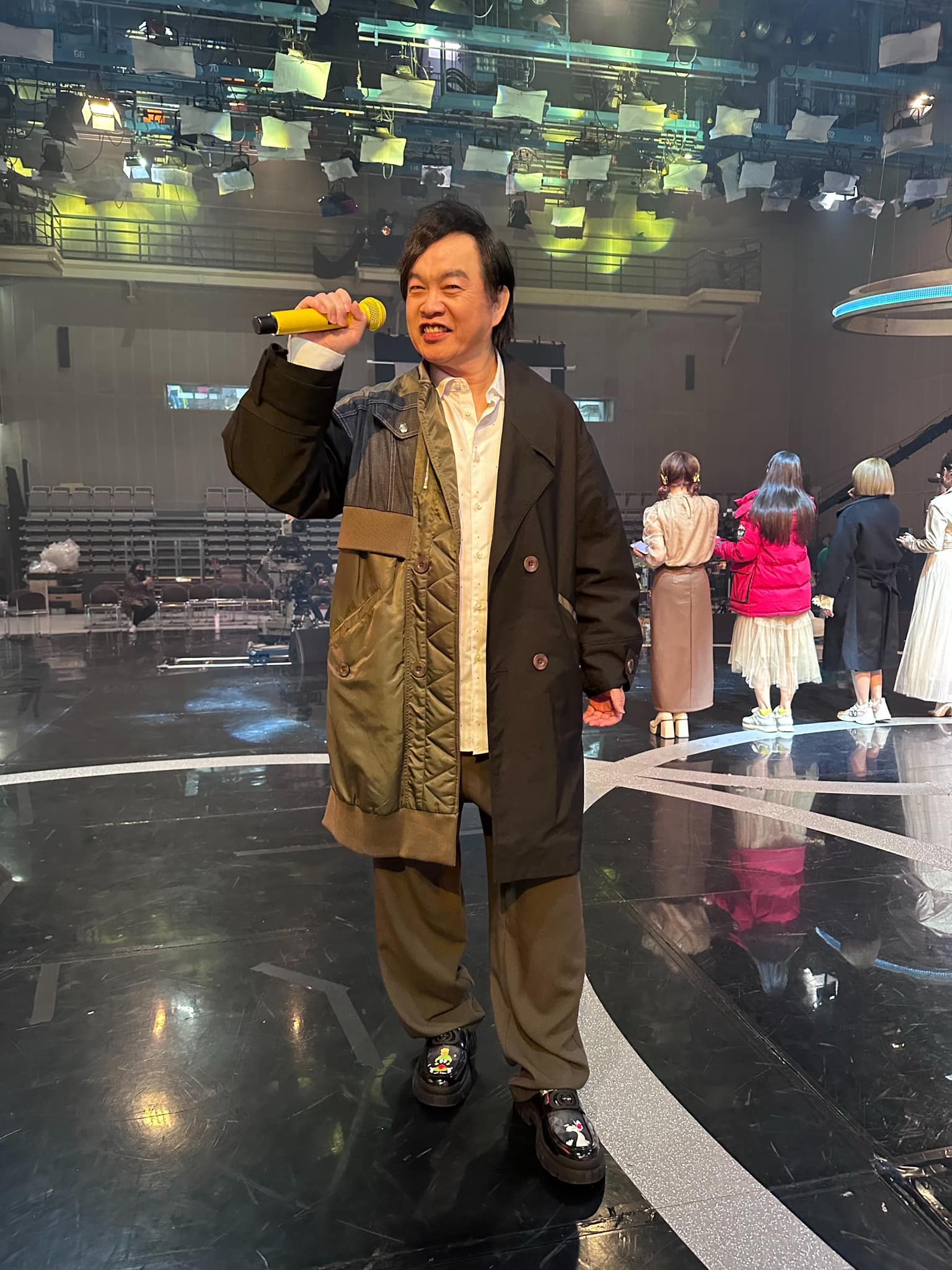 44歲晚婚生子！59歲康康拼老命「狂賺錢養兒女」　罹1隱疾「拒絕開刀」忍痛苦撐：怕半身不遂...