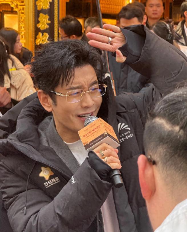 離婚Angelababy6年！48歲黃曉明「被拍到衰老長皺紋」　網一看「兩人對比狀態」愣了：差太多