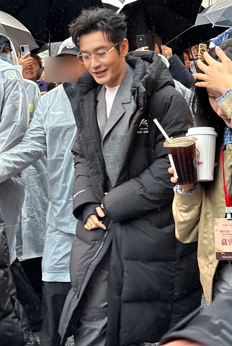 離婚Angelababy6年！48歲黃曉明「被拍到衰老長皺紋」　網一看「兩人對比狀態」愣了：差太多