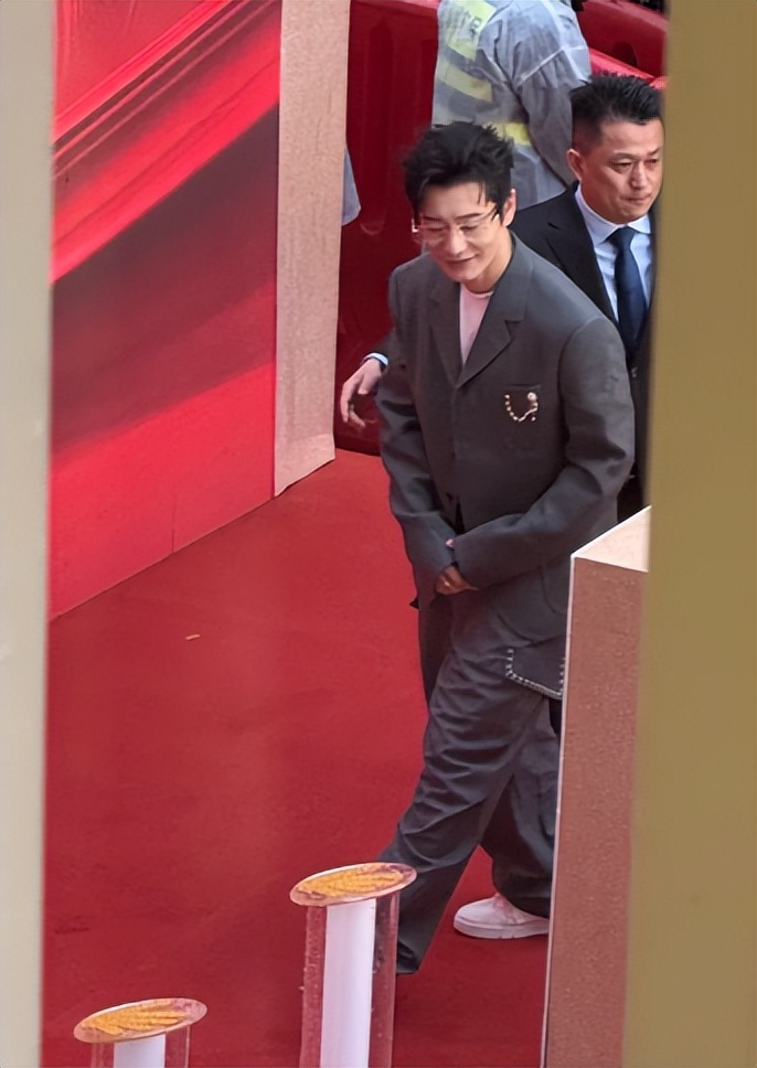 離婚Angelababy6年！48歲黃曉明「被拍到衰老長皺紋」　網一看「兩人對比狀態」愣了：差太多