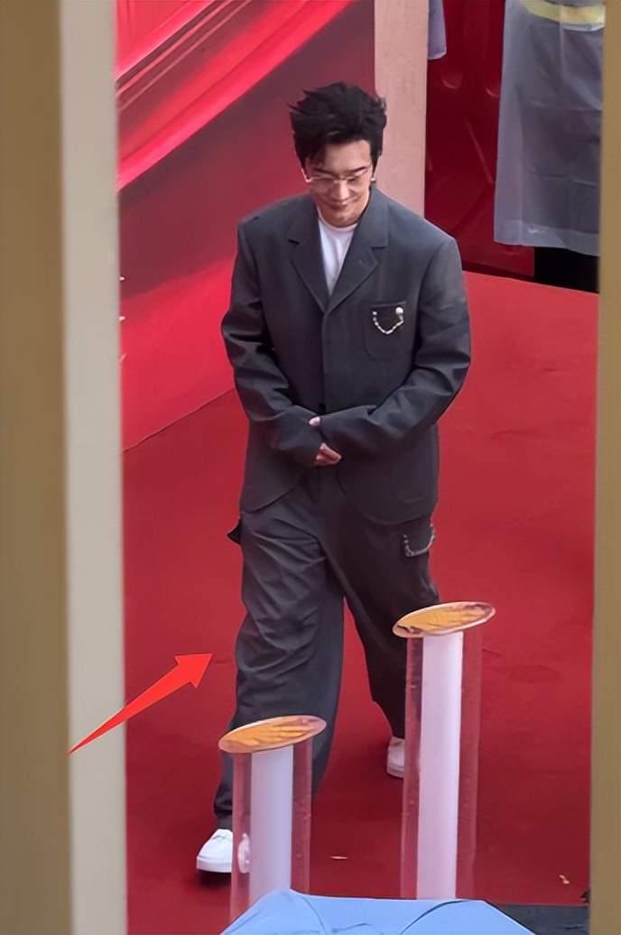 離婚Angelababy6年！48歲黃曉明「被拍到衰老長皺紋」　網一看「兩人對比狀態」愣了：差太多