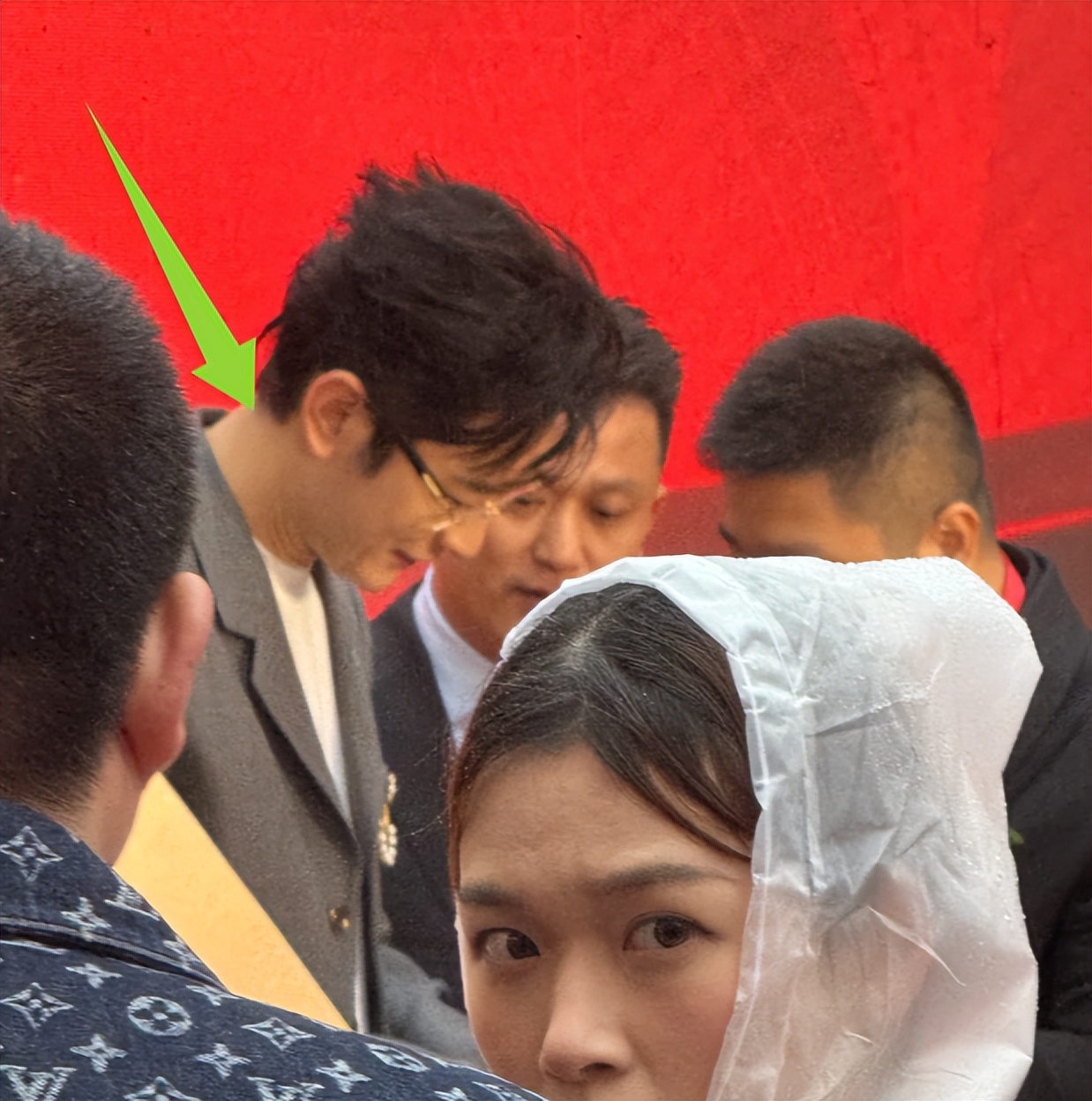 離婚Angelababy6年！48歲黃曉明「被拍到衰老長皺紋」　網一看「兩人對比狀態」愣了：差太多