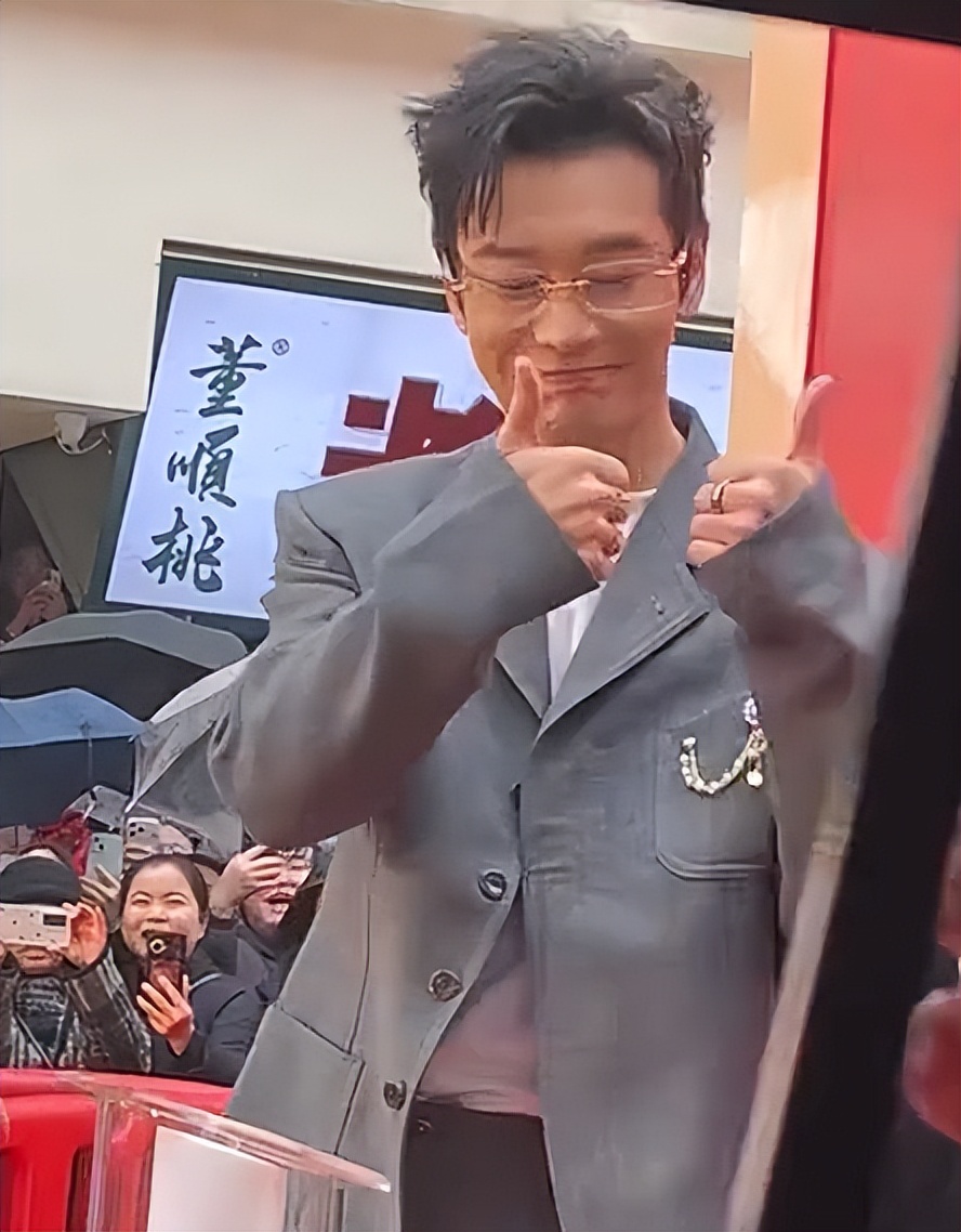 離婚Angelababy6年！48歲黃曉明「被拍到衰老長皺紋」　網一看「兩人對比狀態」愣了：差太多