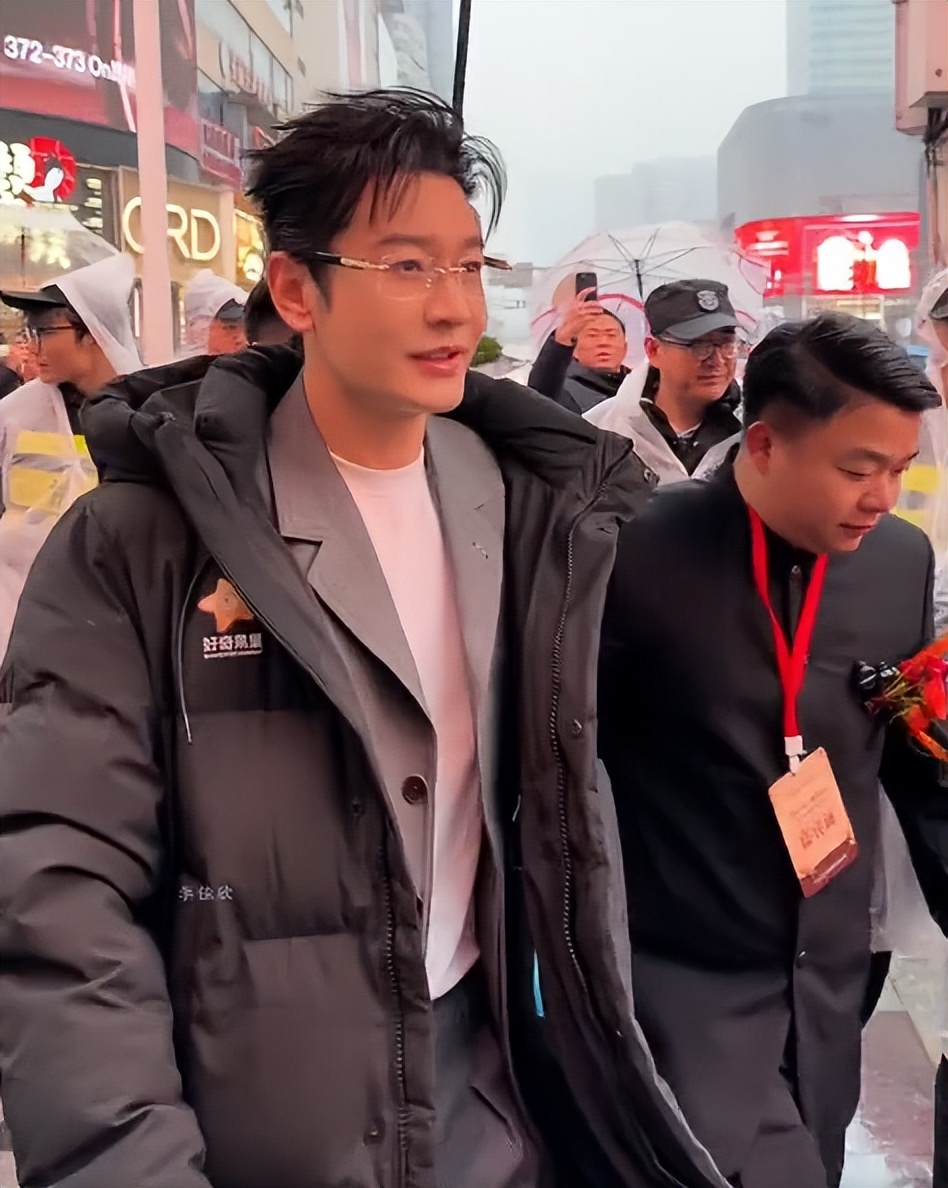 離婚Angelababy6年！48歲黃曉明「被拍到衰老長皺紋」　網一看「兩人對比狀態」愣了：差太多