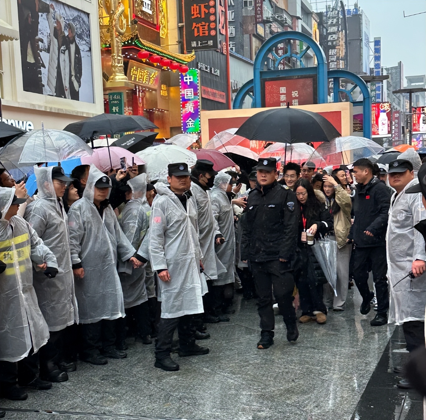 離婚Angelababy6年！48歲黃曉明「被拍到衰老長皺紋」　網一看「兩人對比狀態」愣了：差太多